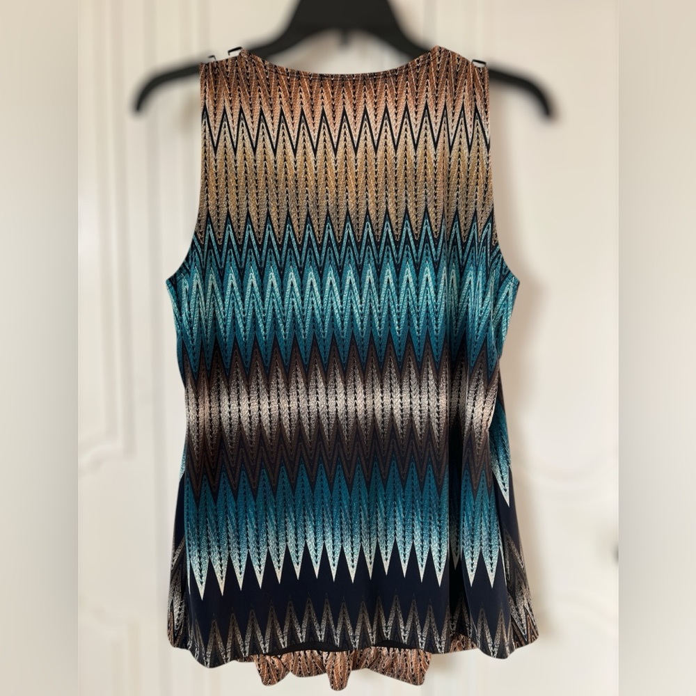Sleeveless Chevron Pattern Top - Picture 2 of 3